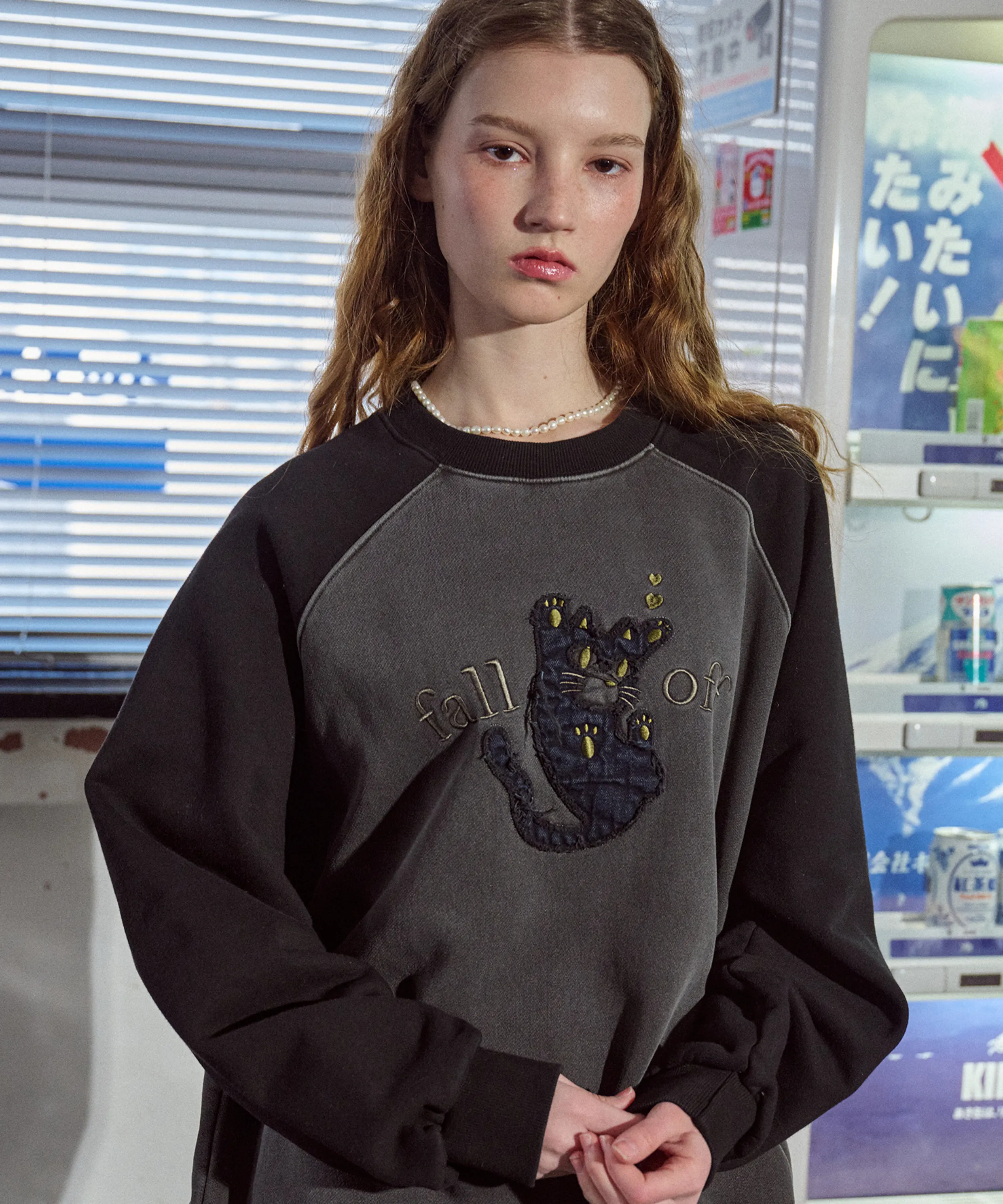 Falling Cat Raglan Pigment Sweatshirt Smoke Black