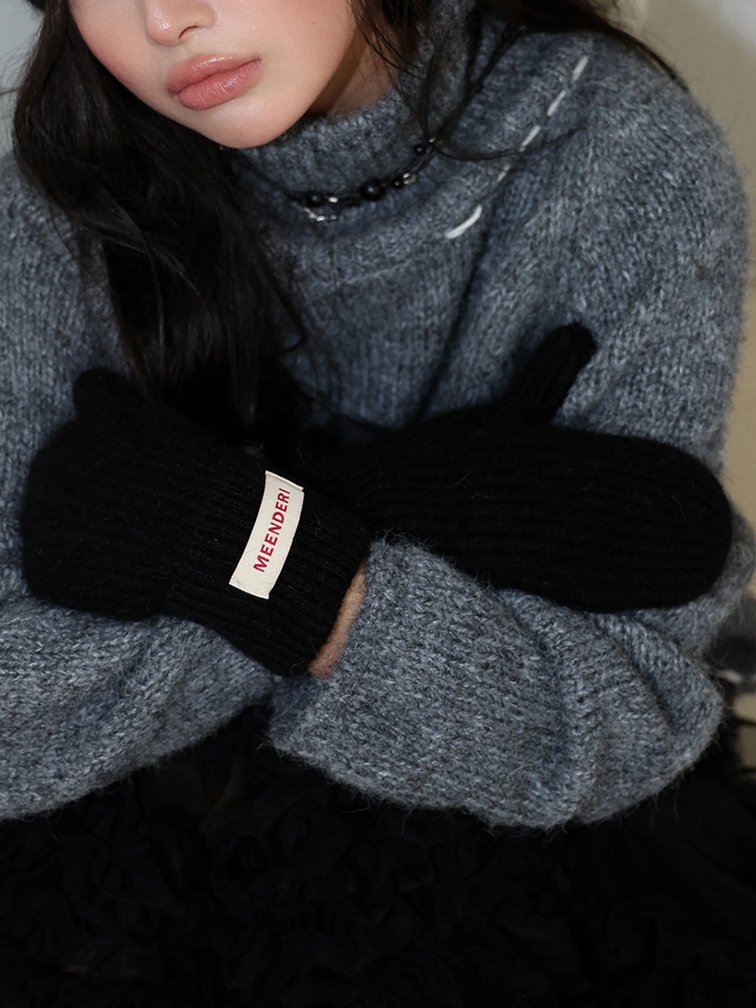 MEENDERI LOGO ANGORA GLOVES - BLACK