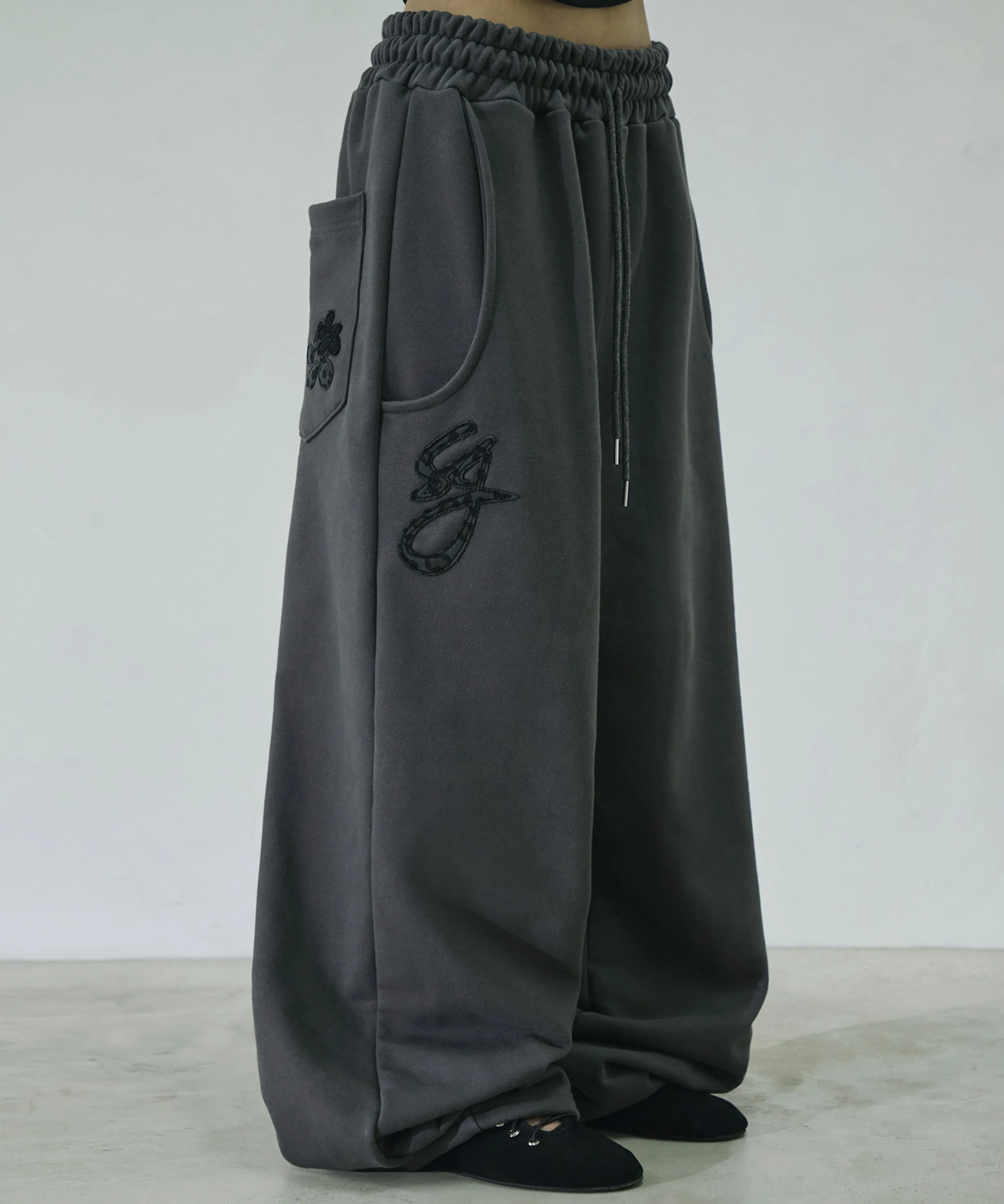 [Additional fleece lining] Leopard logo appliqué sweatpants [Charcoal]