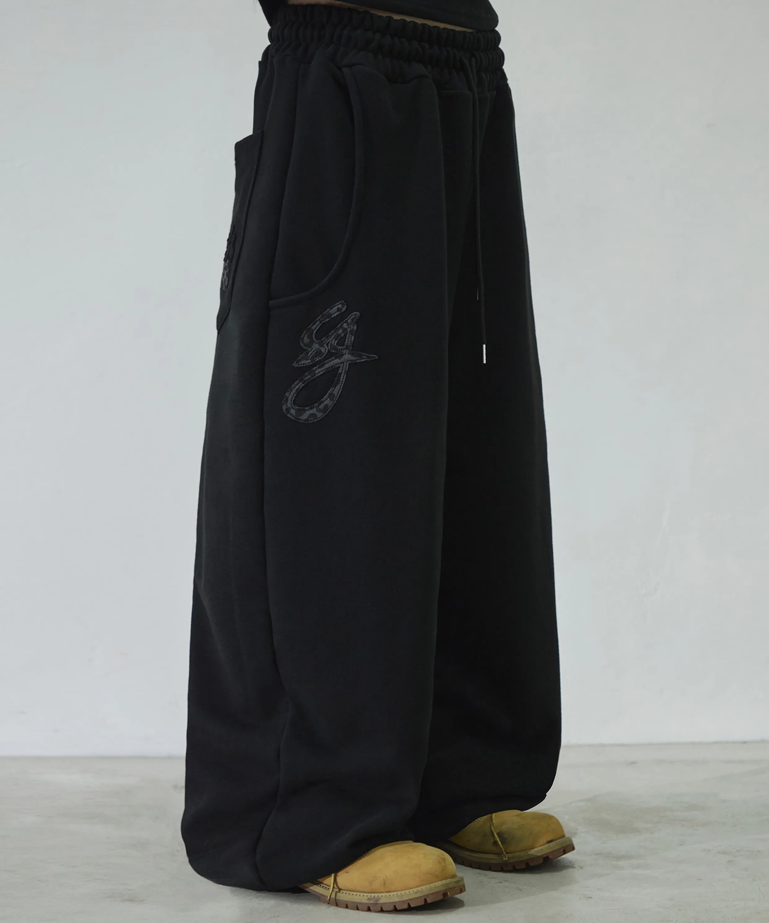 [Additional fleece lining] Leopard logo appliqué sweatpants [Charcoal]